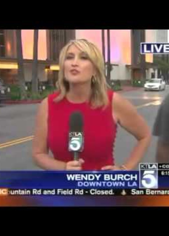 لحظة وقوف الشاب خلف المذيعة واثار خوفها