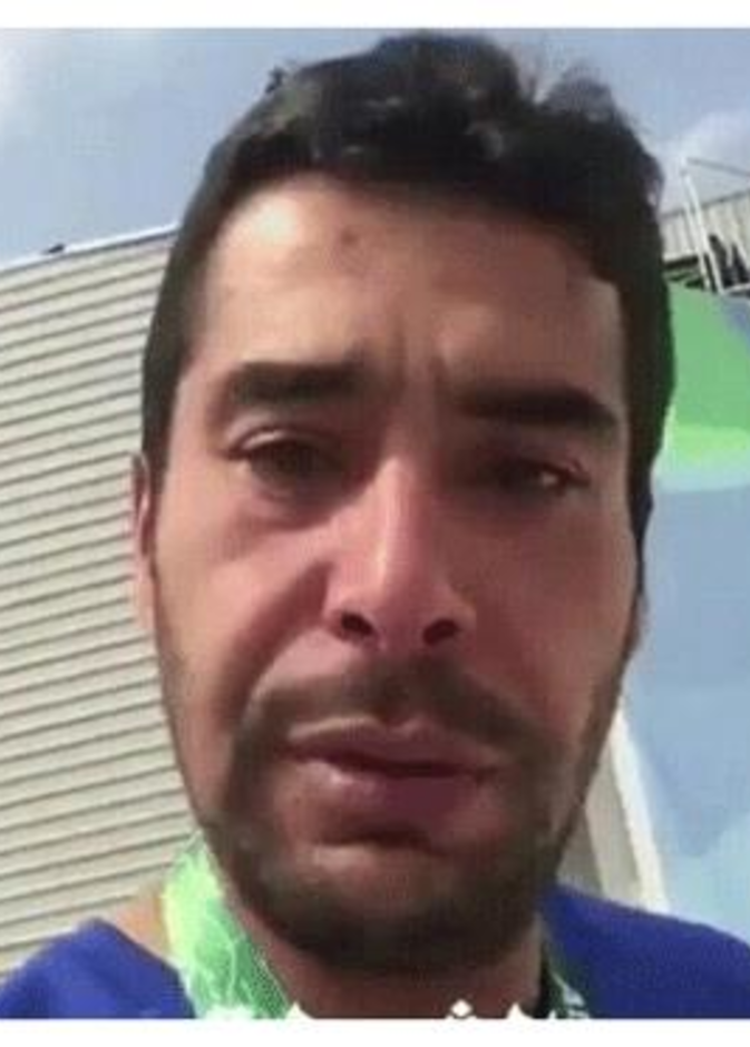 لقطه من بكاء الرامي من الفيديو