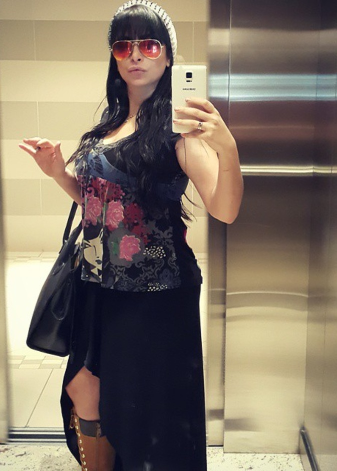 لم توفق ديمة بياعة في هذه الاطلالة حيث جعلتها تبدو سمينة وغير أنيقة