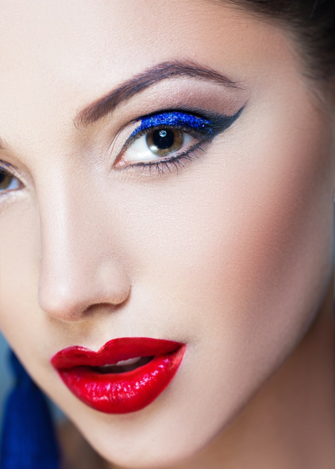 لمن يليق الآيلاينر الملوّن هذا الشتاء؟