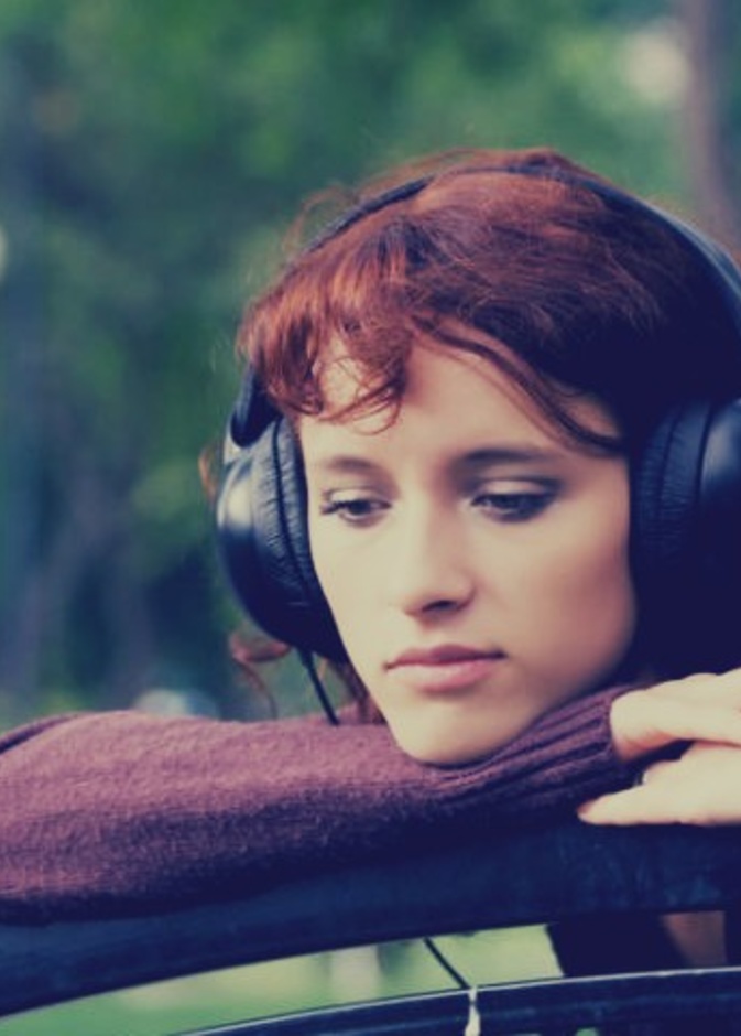 لهذه الاسباب نميل الى سماع الموسيقى الحزينة