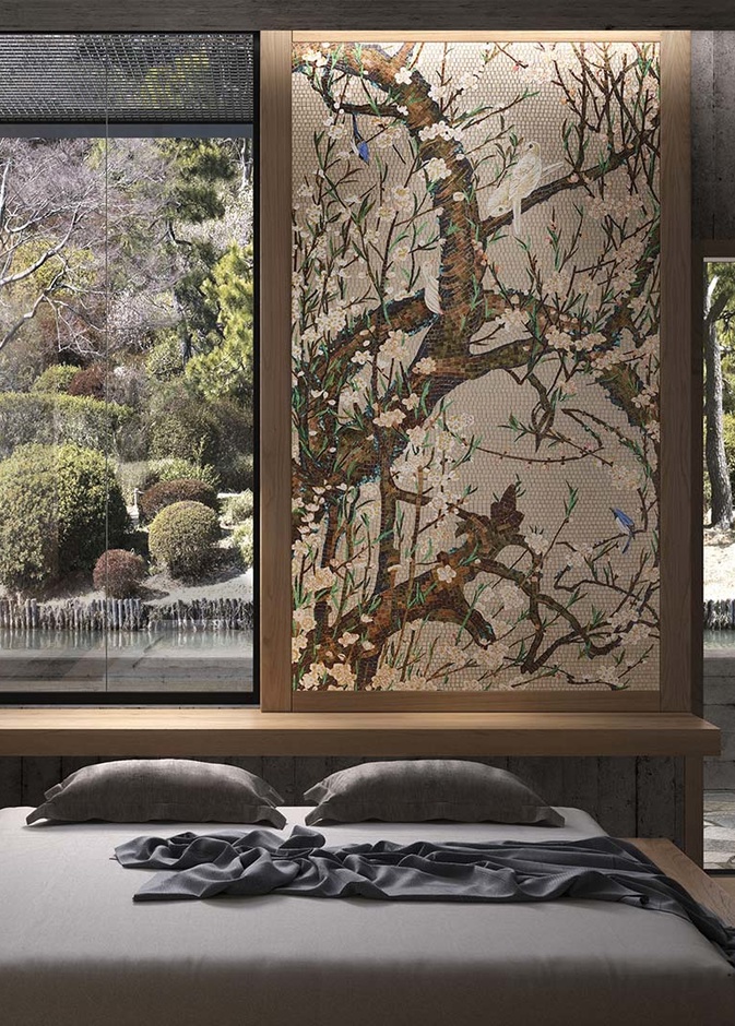 لوحات جدارية رائعة في غرفة النوم من الموزاييك تشكل أبواب سحب تغلق الفتحات الزجاجية عند الحاجة 