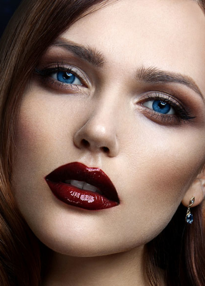أحمر شفاه غامق مع عيون دخانية ساحرة