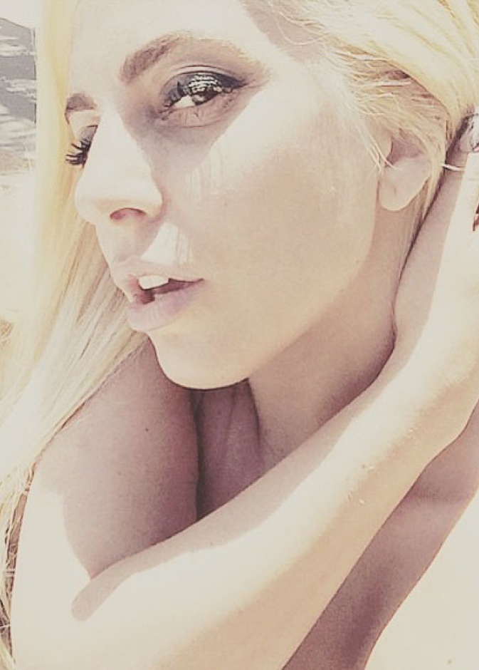 بالصور: جمال ليدي غاغا يحرمها من النوم 