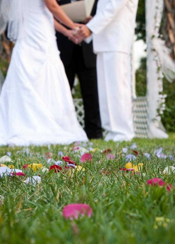 بالفيديو: أب يطرد عريس إبنته من حفل الزفاف 