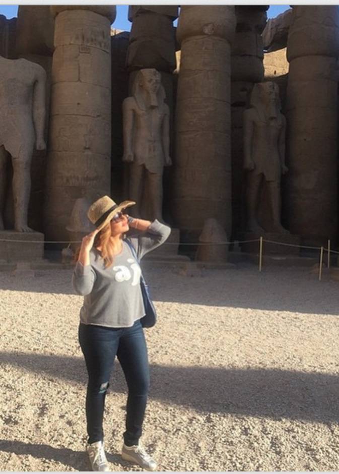  ليلى علوي تجول بين اثارات الاقصر