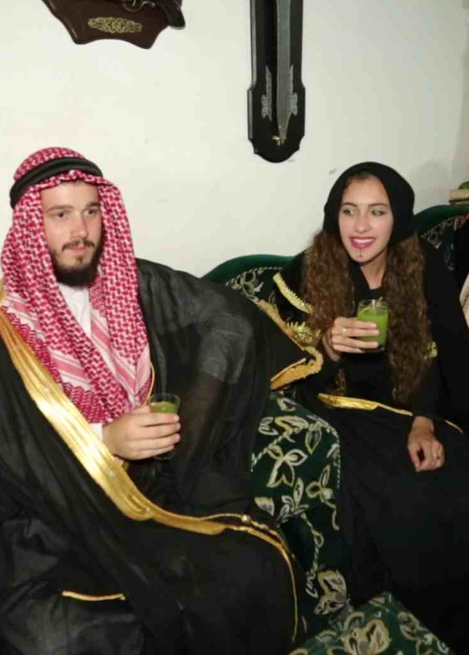 ليلى مع عريسها واصدقائها 