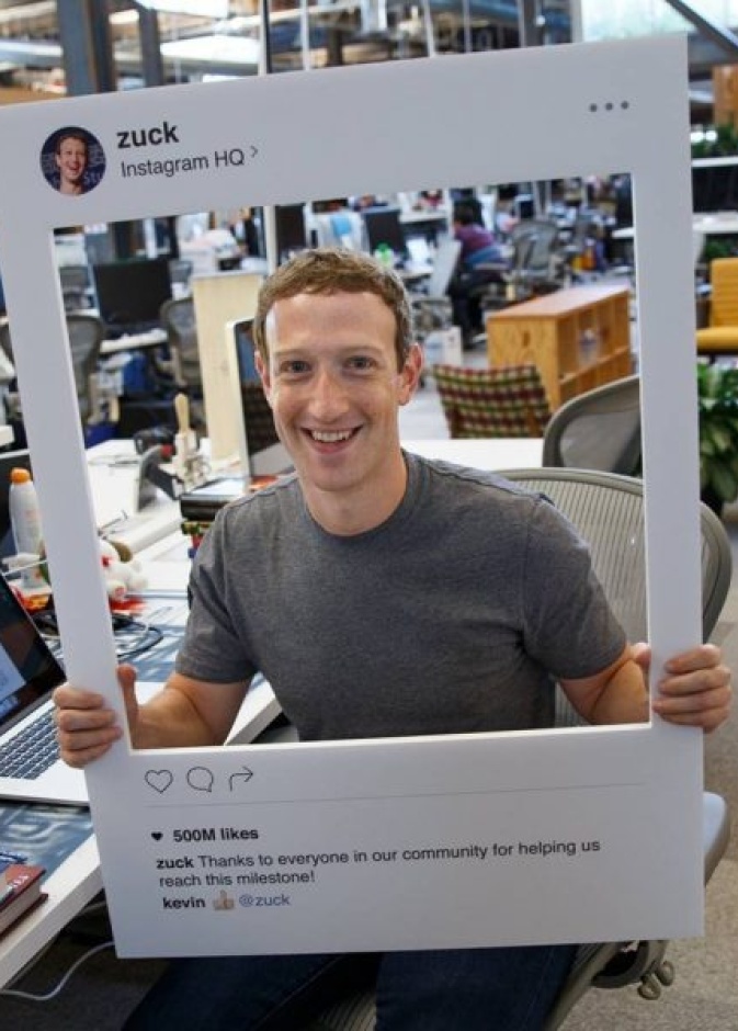 مؤسس فيس بوك يغطي كاميرا الحاسب بشريط لاصق