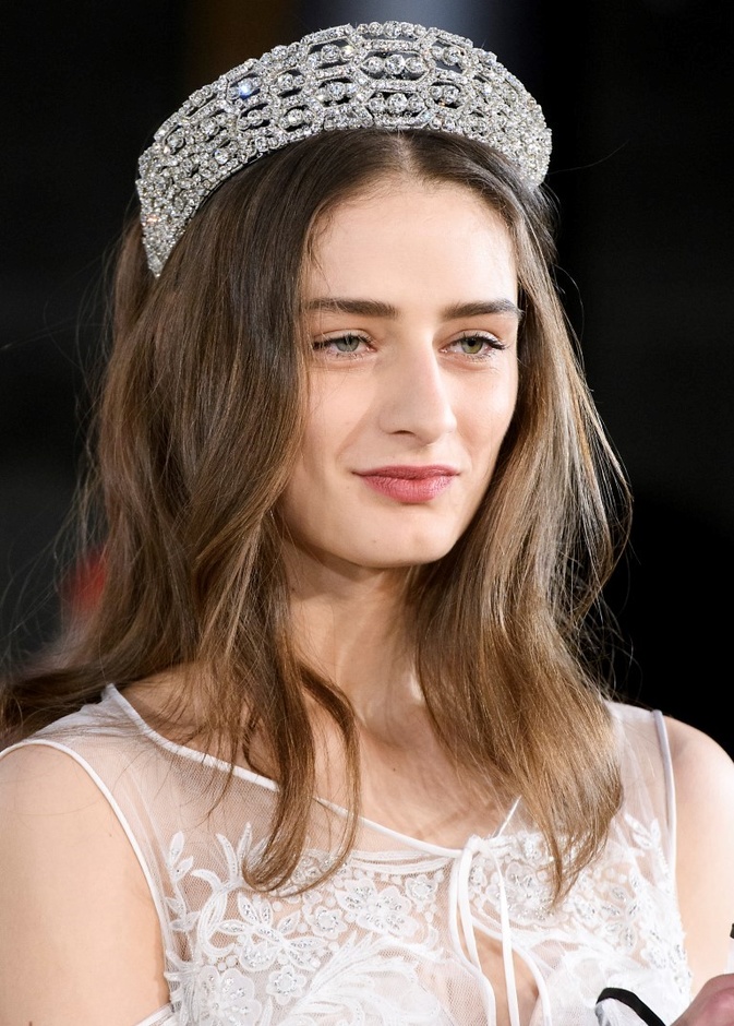 ماكياج العروس الناعم مع الشفايف الطبيعية.