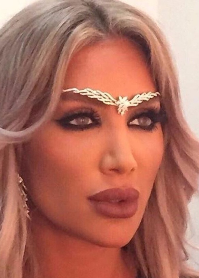 مايا دياب باكسسوار غريب براق من YEPREM