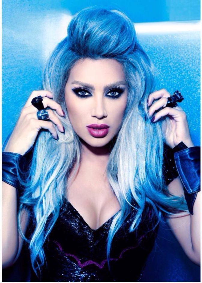  مايا دياب بالشعر الأزرق