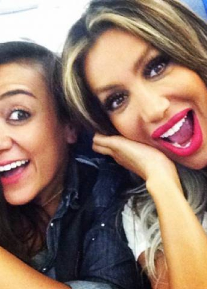 مايا دياب مع شقيقتها موني