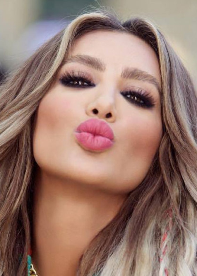 سيلفى مايا دياب بالزر المفتوح