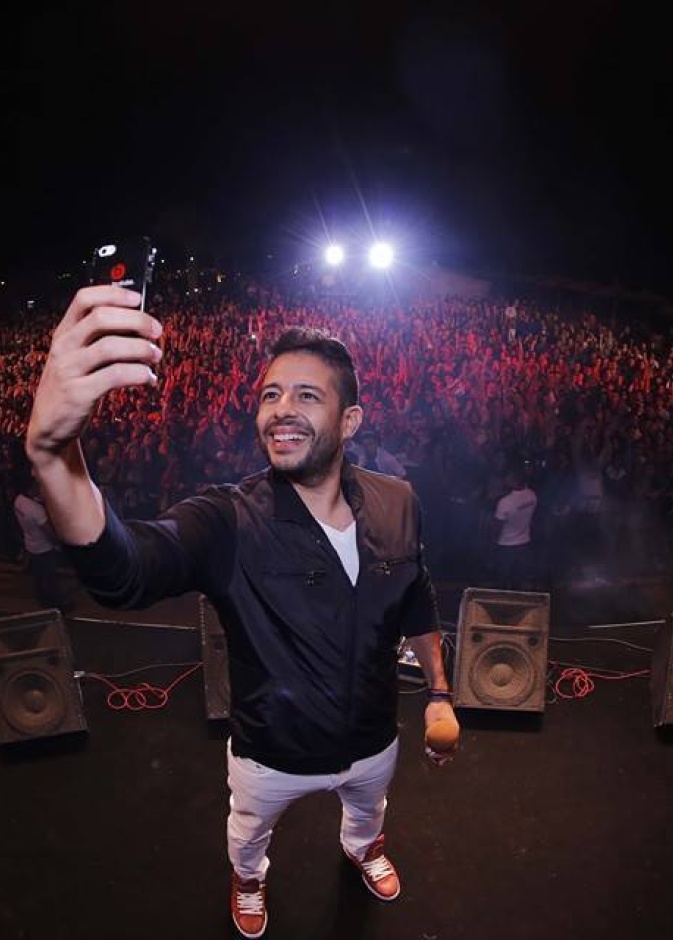  محمد حماقي وصورة "سلفي" مع جمهوره