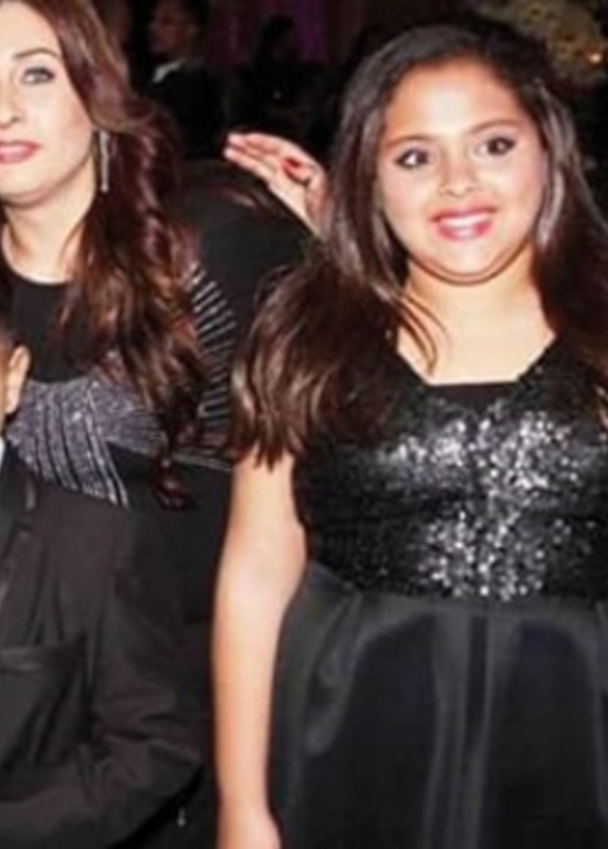 محمد هنيدي برفقة زوجته وأولاده الثلاثة