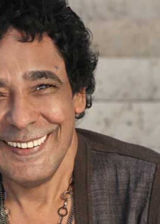 "يا بنت المحظوظة" هدية معجبات منير لعروسه