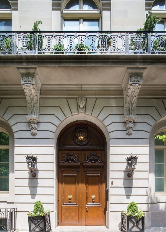 مدخل المبنى الأثري حيث منزل المصممة تمارا ميلون Tamara Mellon  في الطابق الأخير 