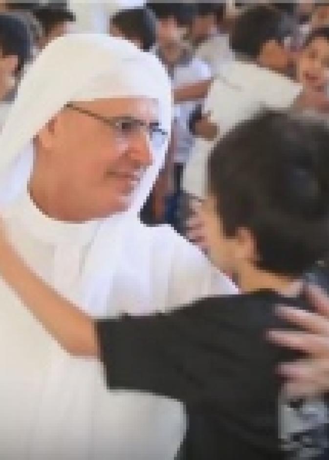  مدير المدرسة مع احد طلابه
