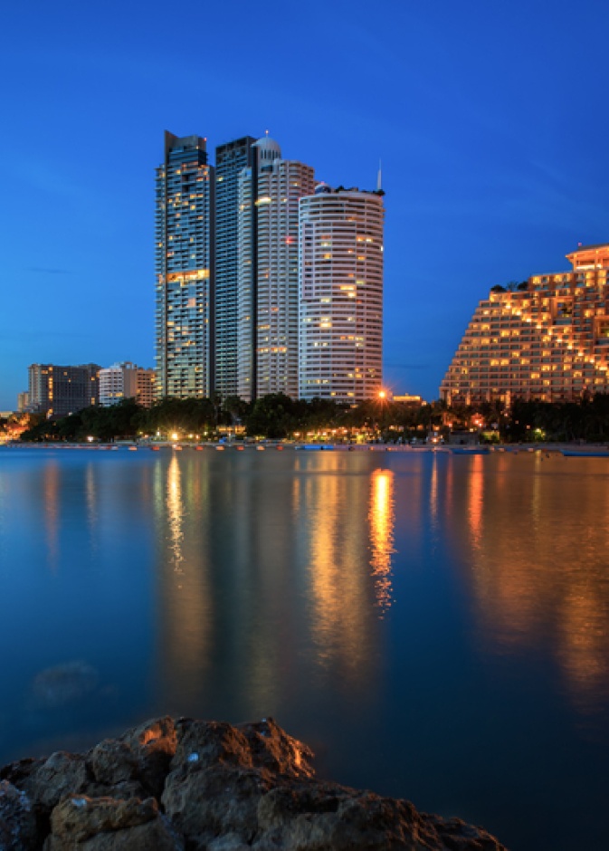 مدينة باتايا الشاطئ والبحر في الشفق