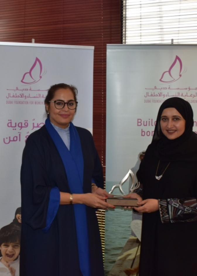 مريم بن ثنية تهدي دانة المرزوقي درع المؤسسة