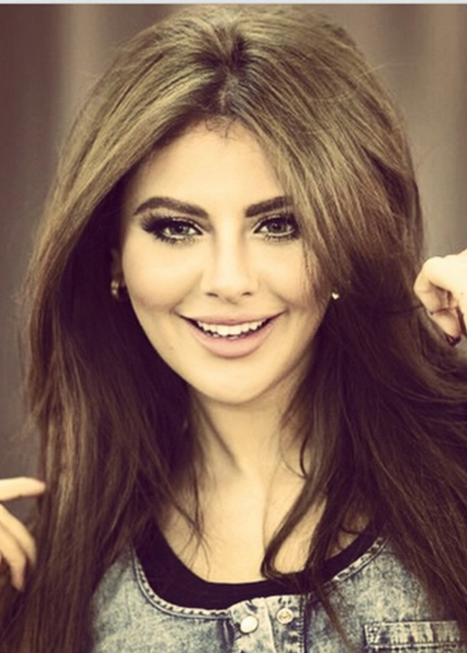 مريم حسين تنظف بشرتها بقناع تجميلي