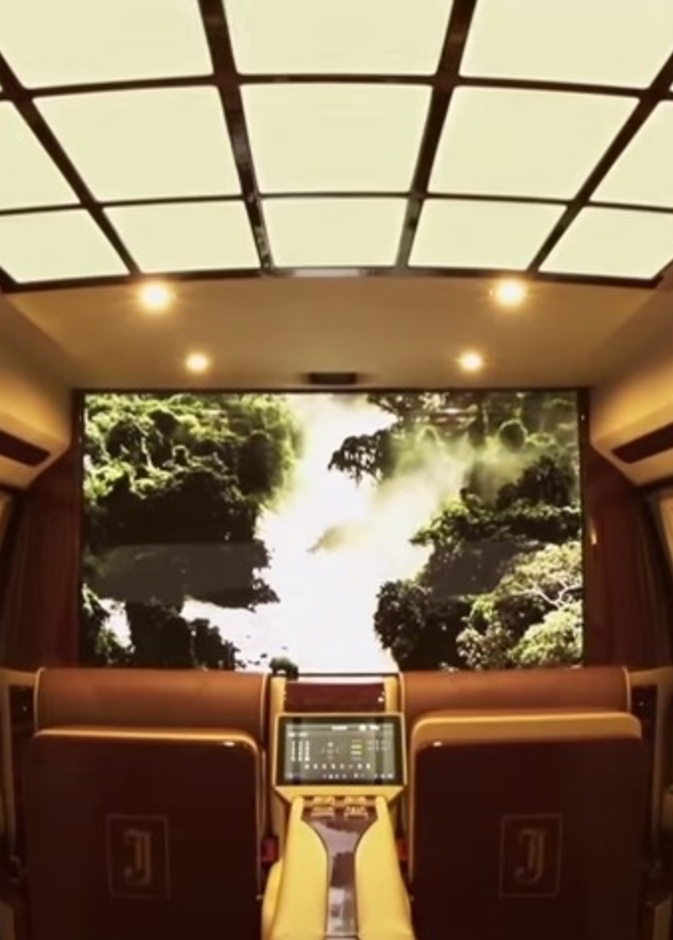 مسرح منزلي على عجلات فاخرة