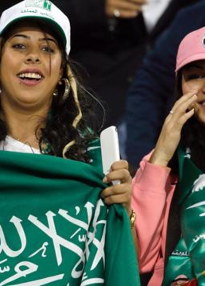 المشجعات السعوديات يتابعن نهائي "خليجي22" بأجواء حماسية  
