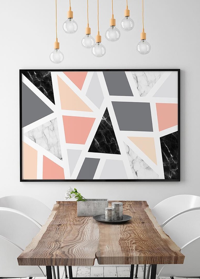 مصابيح بسيطة فوق طاولة الطعام الخشبية المميزة