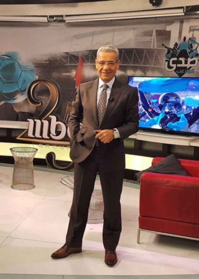 مصطفى الآغا بالبدلة البنية