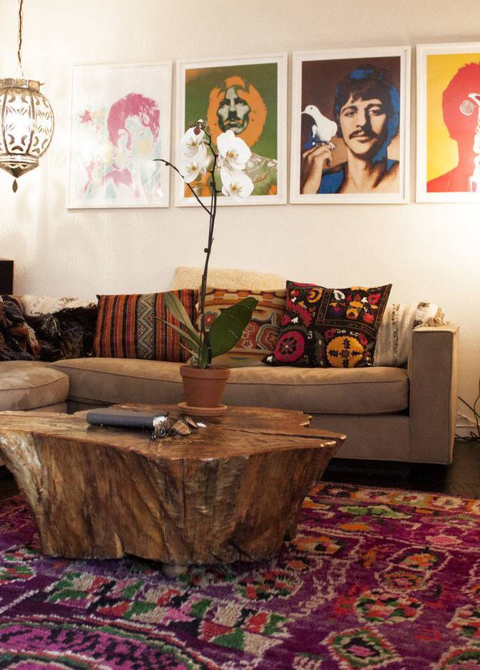 مظهر الخشب الأقرب إلى الطبيعي حتى مع التشقق في منتصف الطاولة