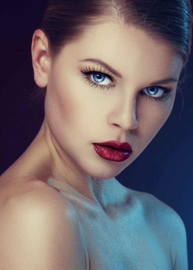 هل يليق المكياج العنابي الداكن بفصل الصيف؟