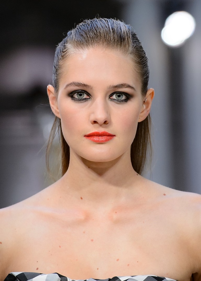 مكياج العيون السوداء مع الشفايف البرتقالية 