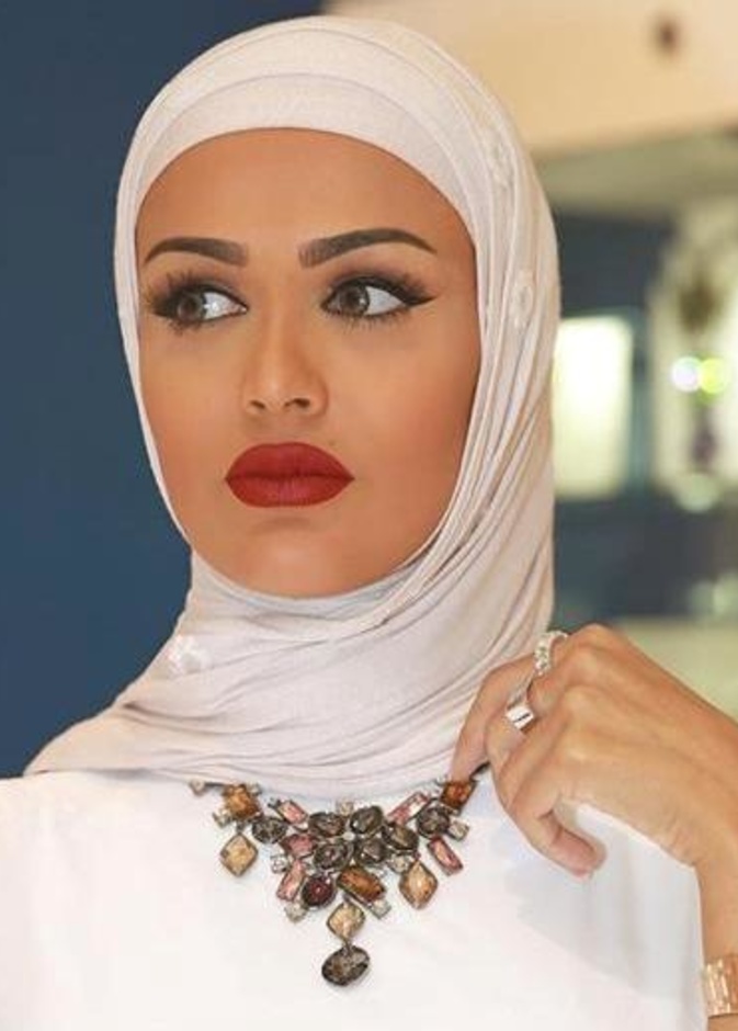 ظلال عيون ترابية وايلاينر اسود يسودهما احمر شفاه مخملي للعيد