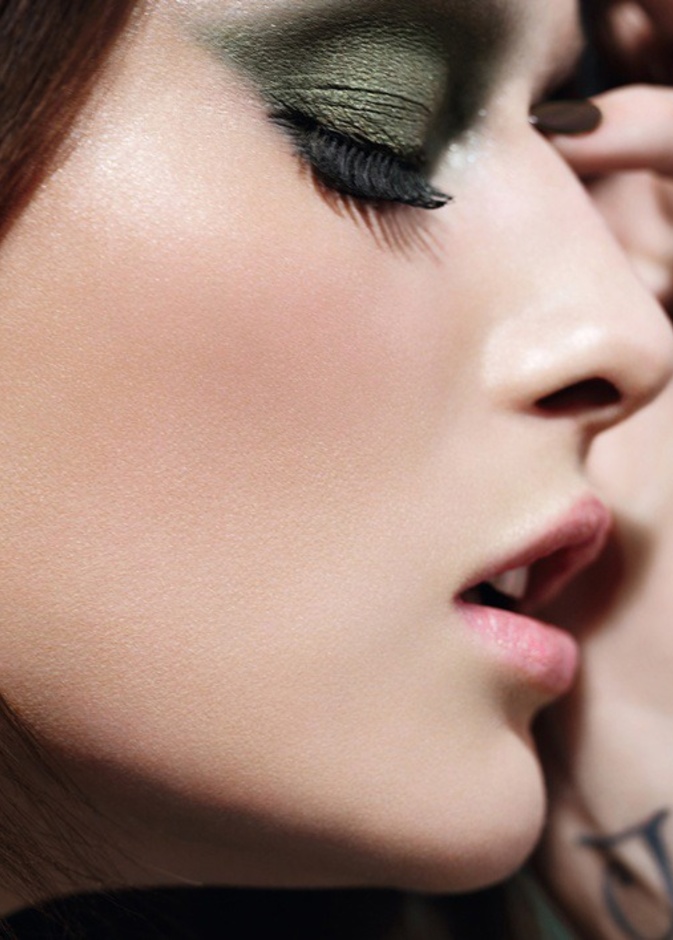  مكياج سموكي باللون الكاكي