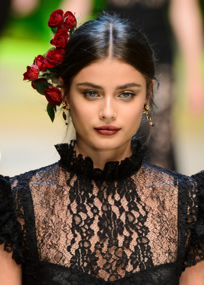 مكياج عيون خفيف مع الشفايف المخملية الداكنة من دار دولتشي أند غابانا DOLCE & GABBANA