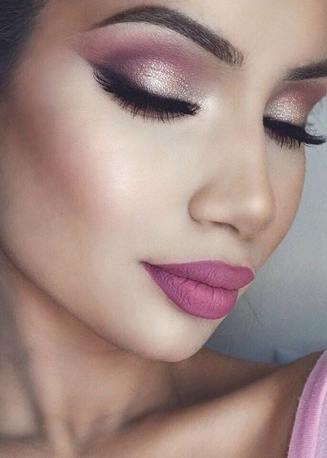 مكياج وردي قريب إلى البنفسجي