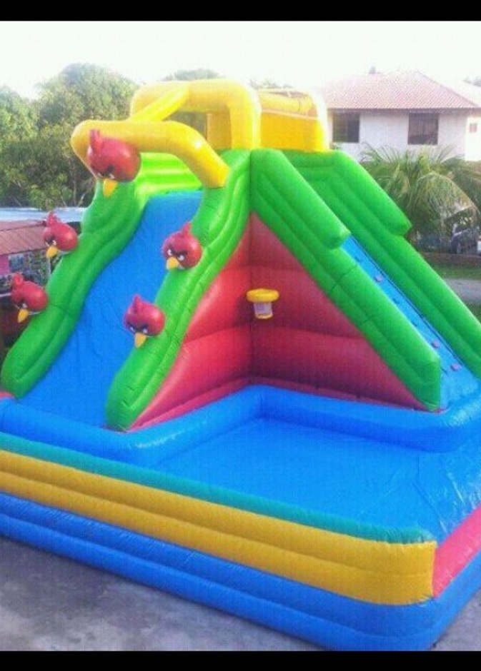 معلمة تحوِّل منزلها إلى مقر احتفالي وترفيهي لطالباتها