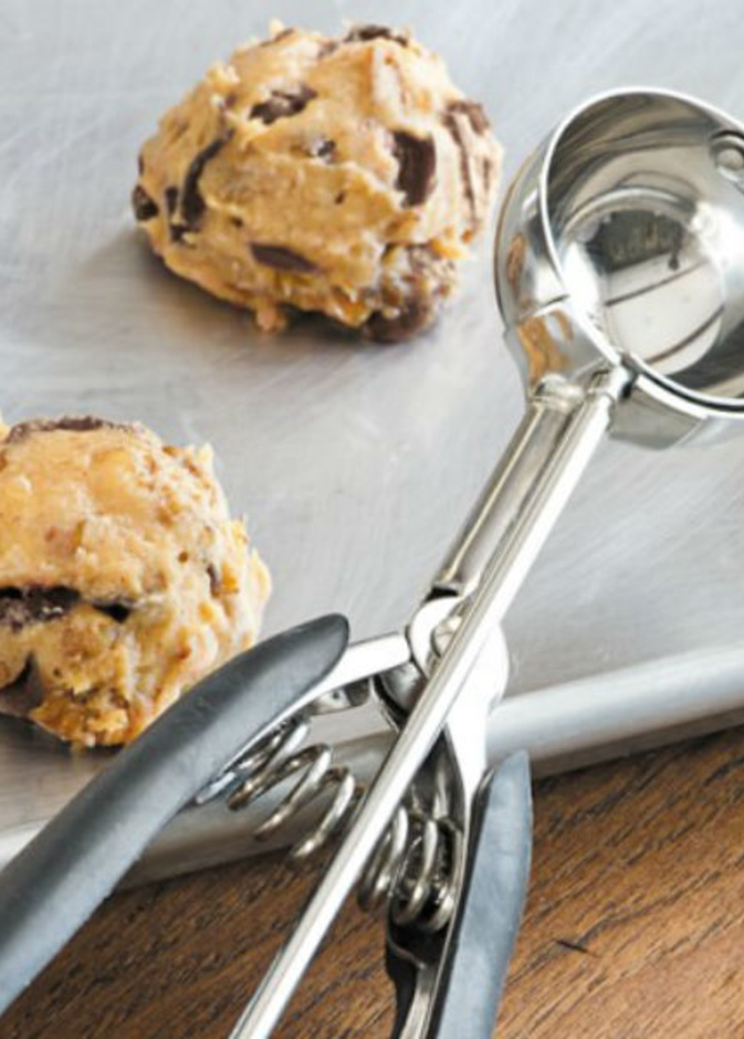 ملعقة للمساعدة بالحصول على احجام متساوية من الكوكيز