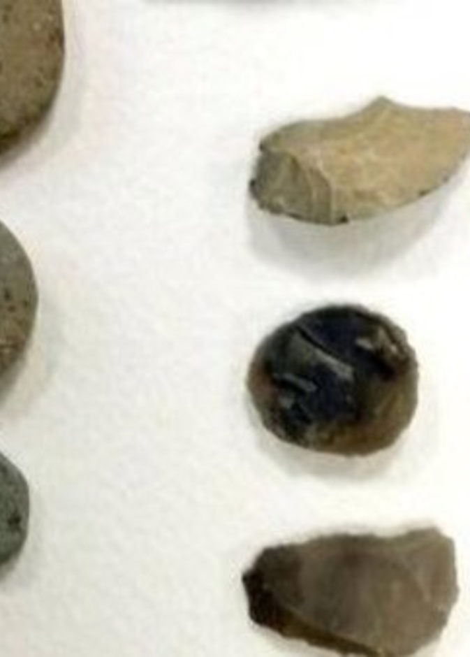 من الاحجار التي جمعتها الطفلة