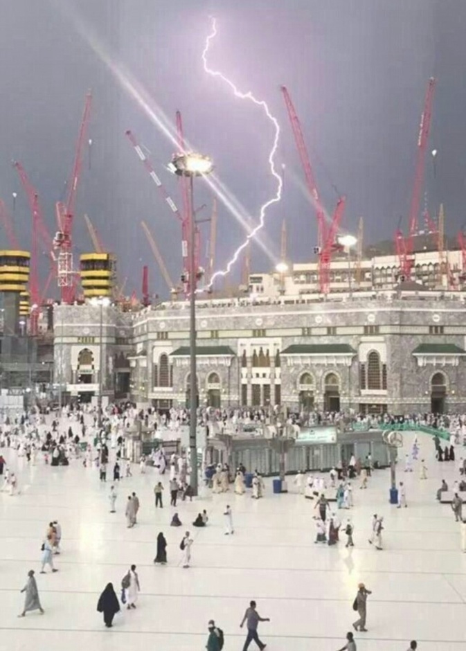 من العواصف الرعدية في مكة