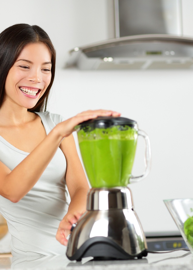 من اهم فوائد عصائر السموثي انها تعمل على تخفيف الوزن و حرق الدهون الزائدة