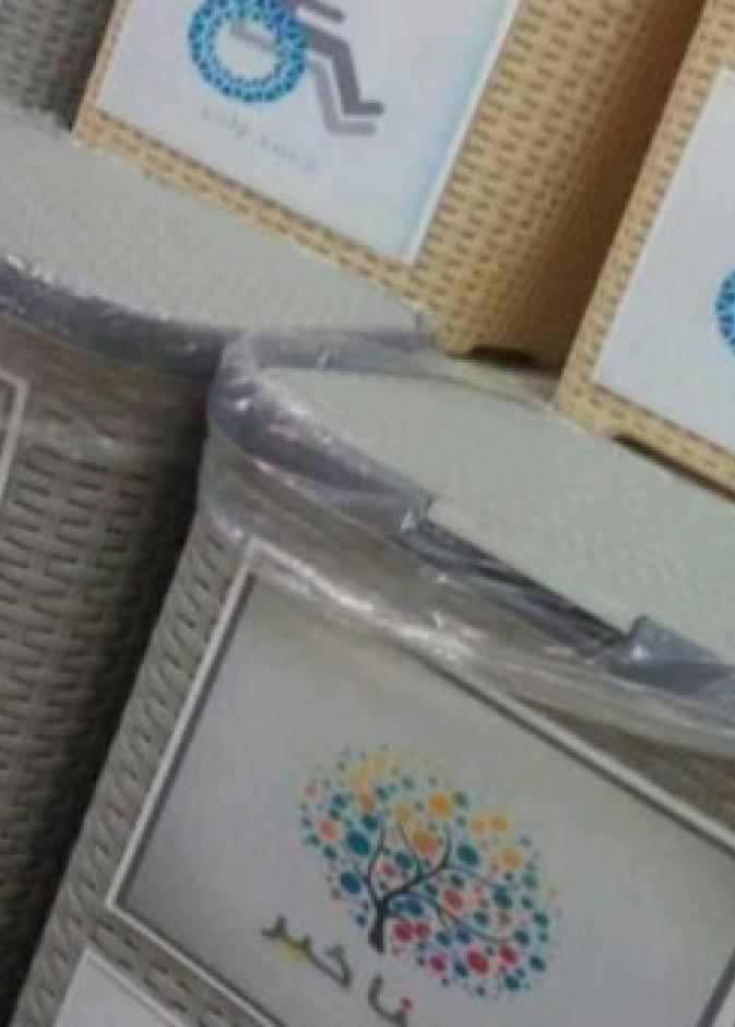 طالبات الجامعة يستبدلن البلاستيك بكراسي لذوي الاحتياجات الخاصة