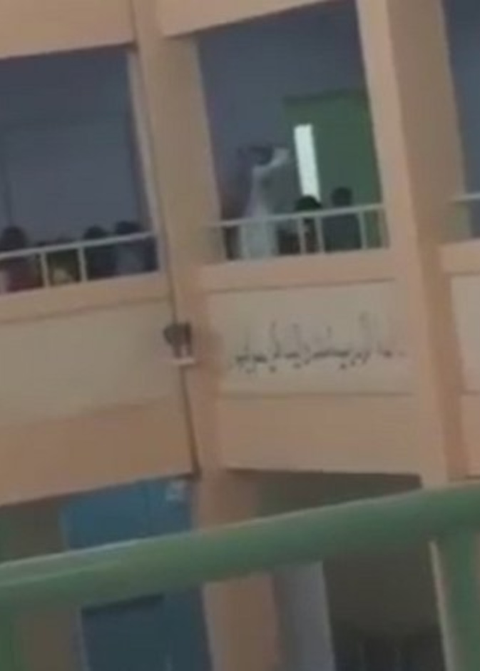 بالفيديو: معلم سعودي يضرب طلابه .. ووزير التعليم يتدخل!
