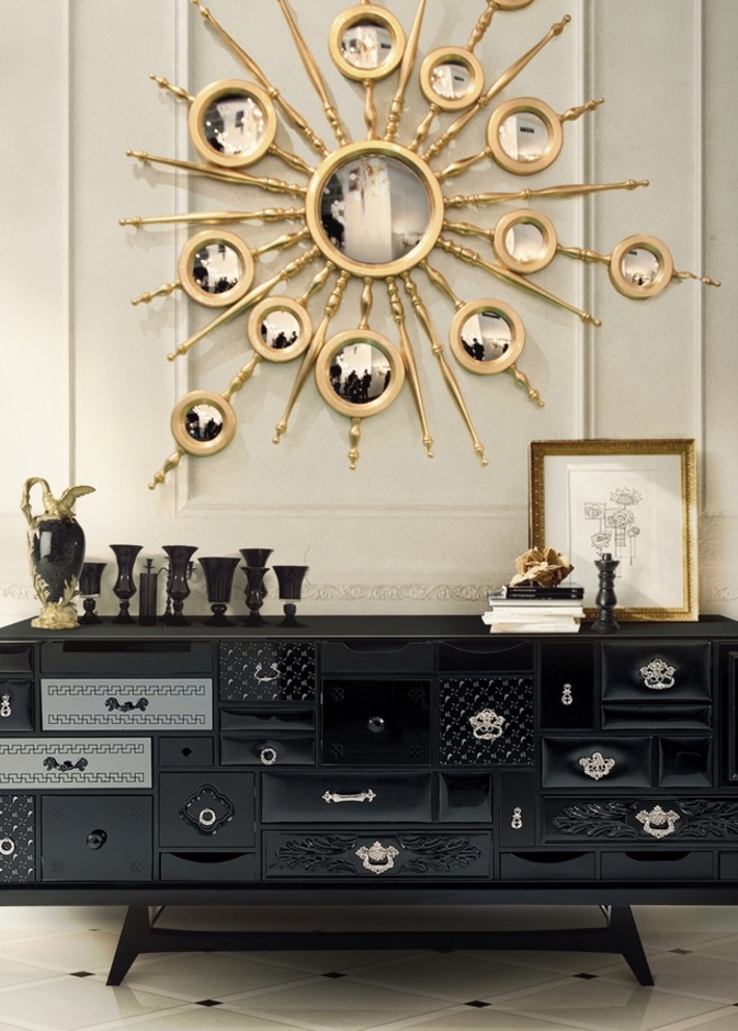 من Boca Do Lobo خزانة رائعة لمدخل البيت مع تشكيلة من إيطارات الصور باللون الذهبي 