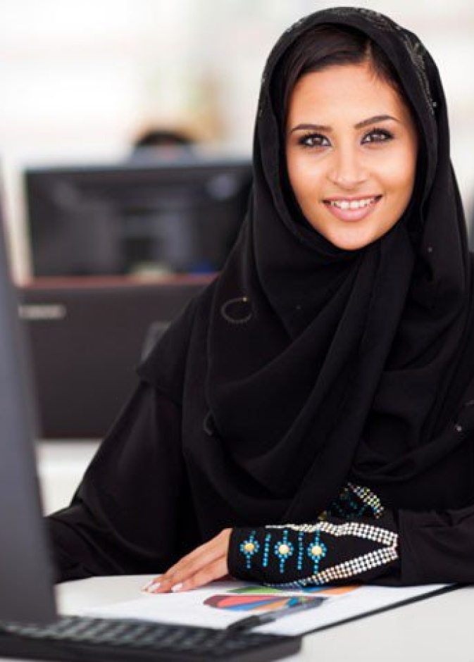 موظفة سعودية