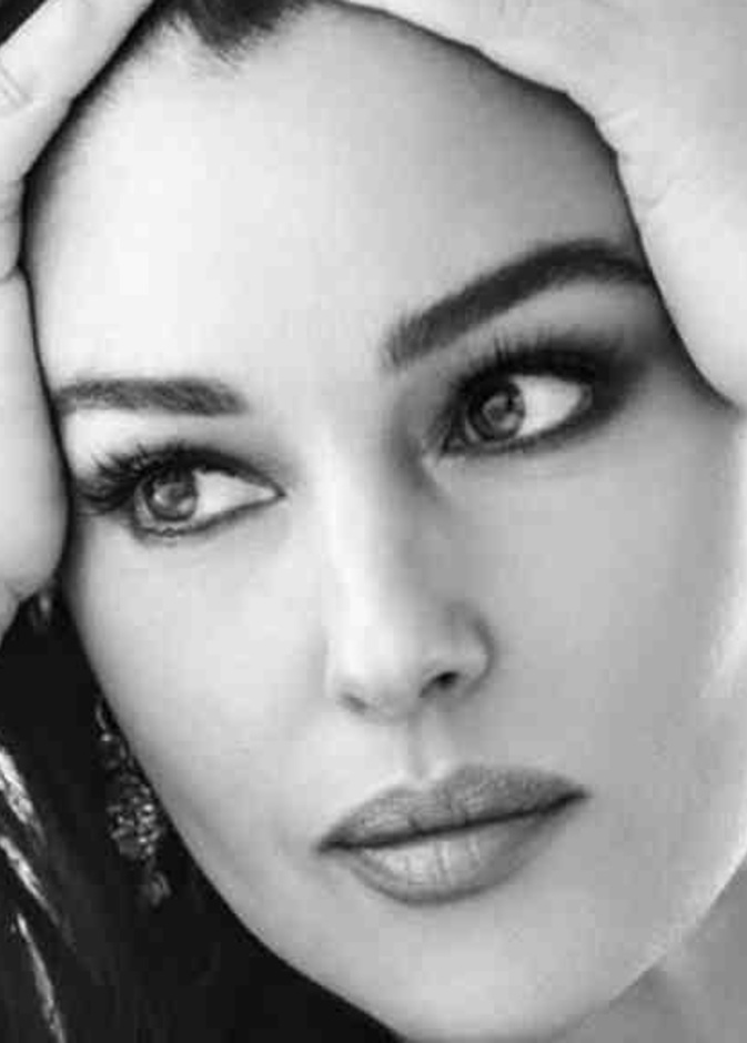 مونيكا بيلوتشي سلاح جيمس بوند الجديد