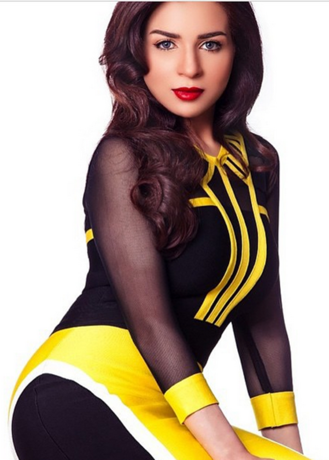 مي عز الدين بالمكياج