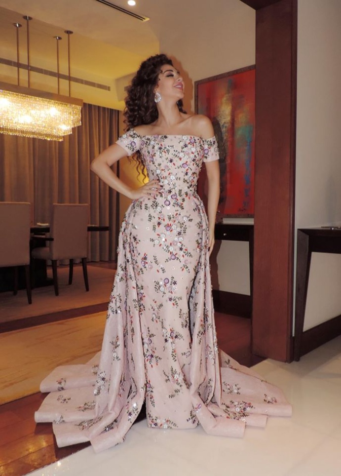 نجوى كرم متألقة بفستان احمر