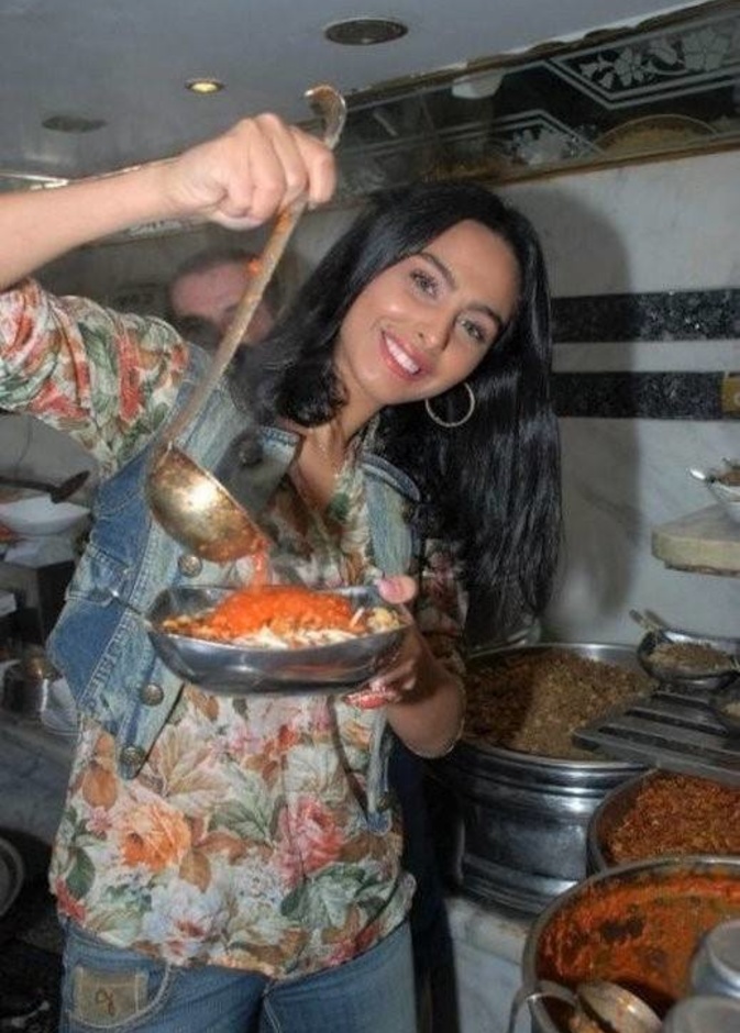  ميس حمدان تستعد لتناول الكشري