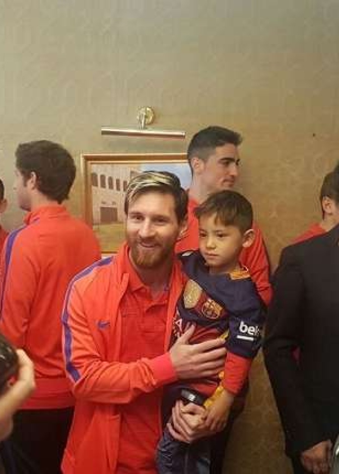 ميسي دخل الملعب ممسكا بيد الطفل مرتضى أحمدي